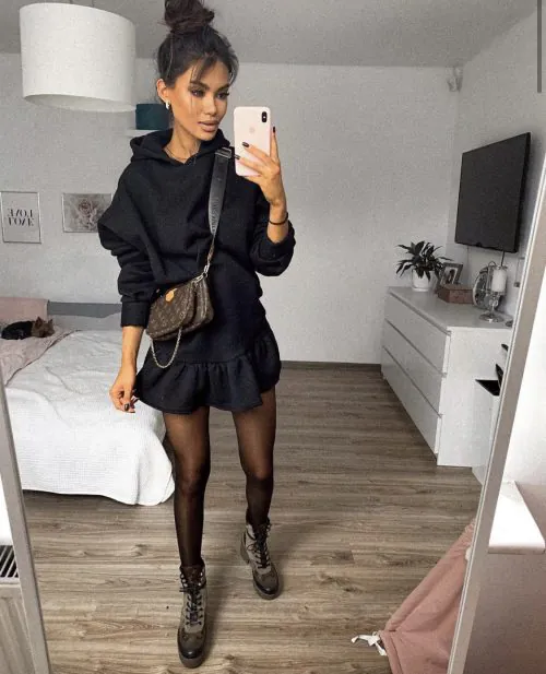Dresowa czarna sukienka Kendall z kapturem